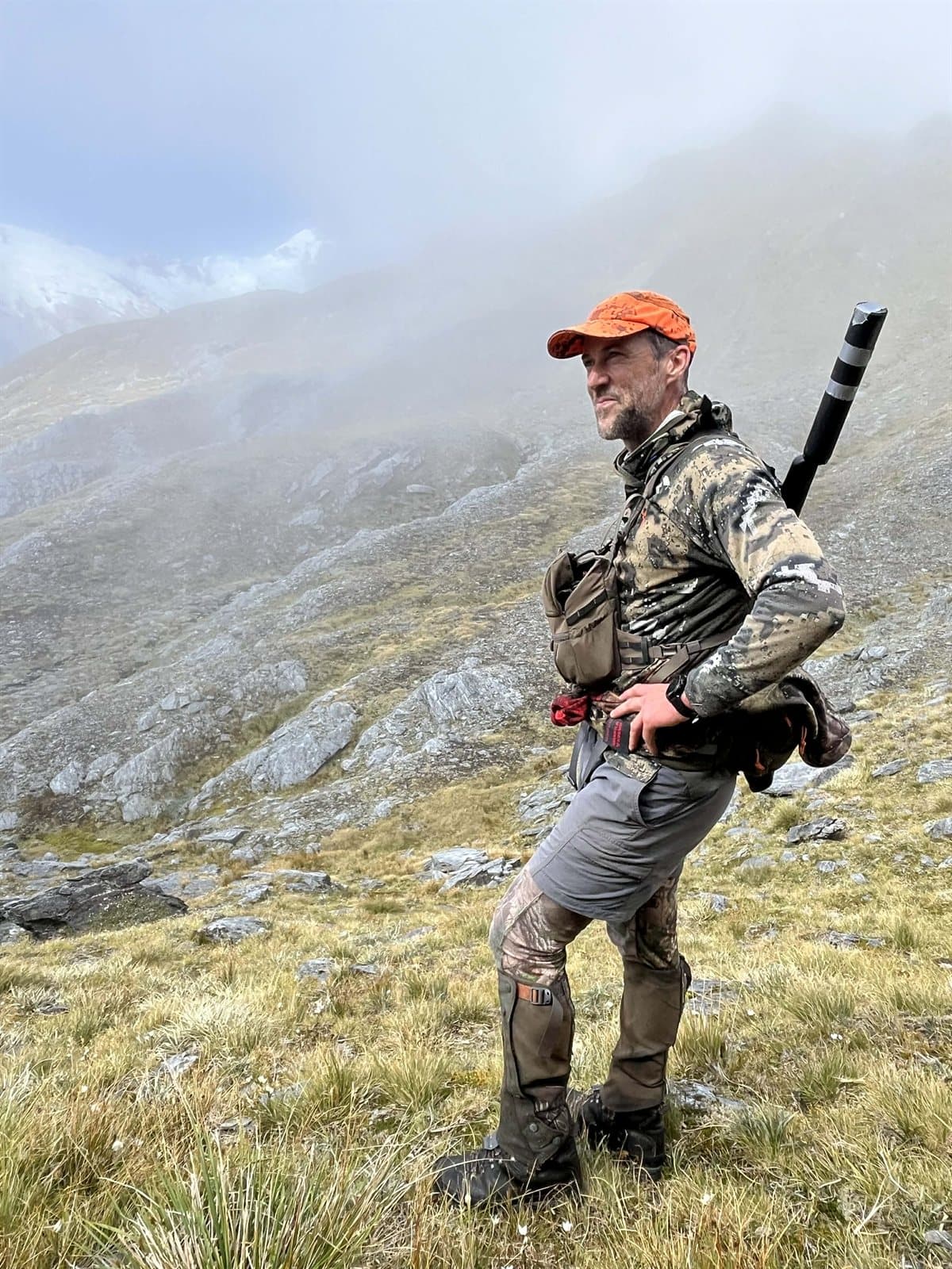 Daniel — New Zealand hunter, alpine country with rifle