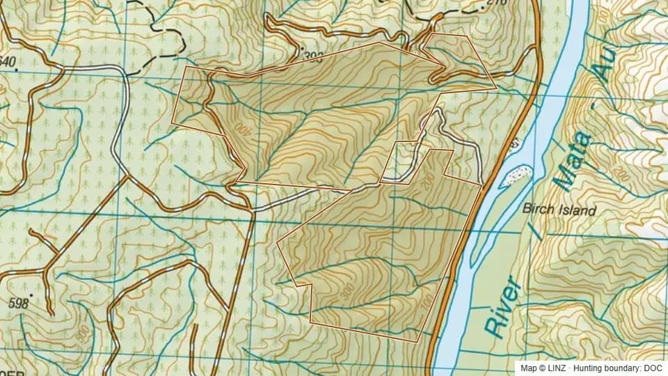 Topographic map of Chris's - Blue Mountains in Otago, New Zealand, with the DOC hunting boundary outlined.